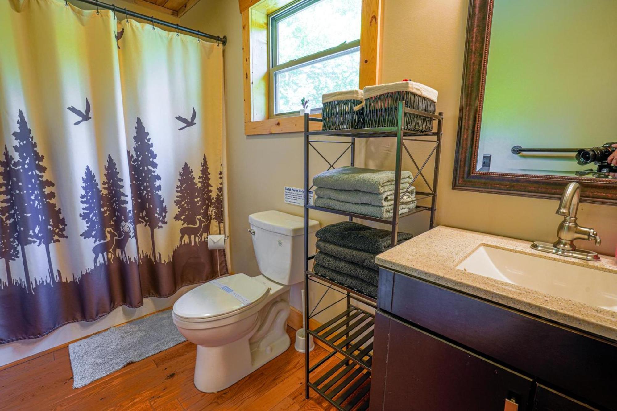 New Listing! Wine Country Retreat - 2 Bed, Hot Tub Villa Dahlonega Exterior photo